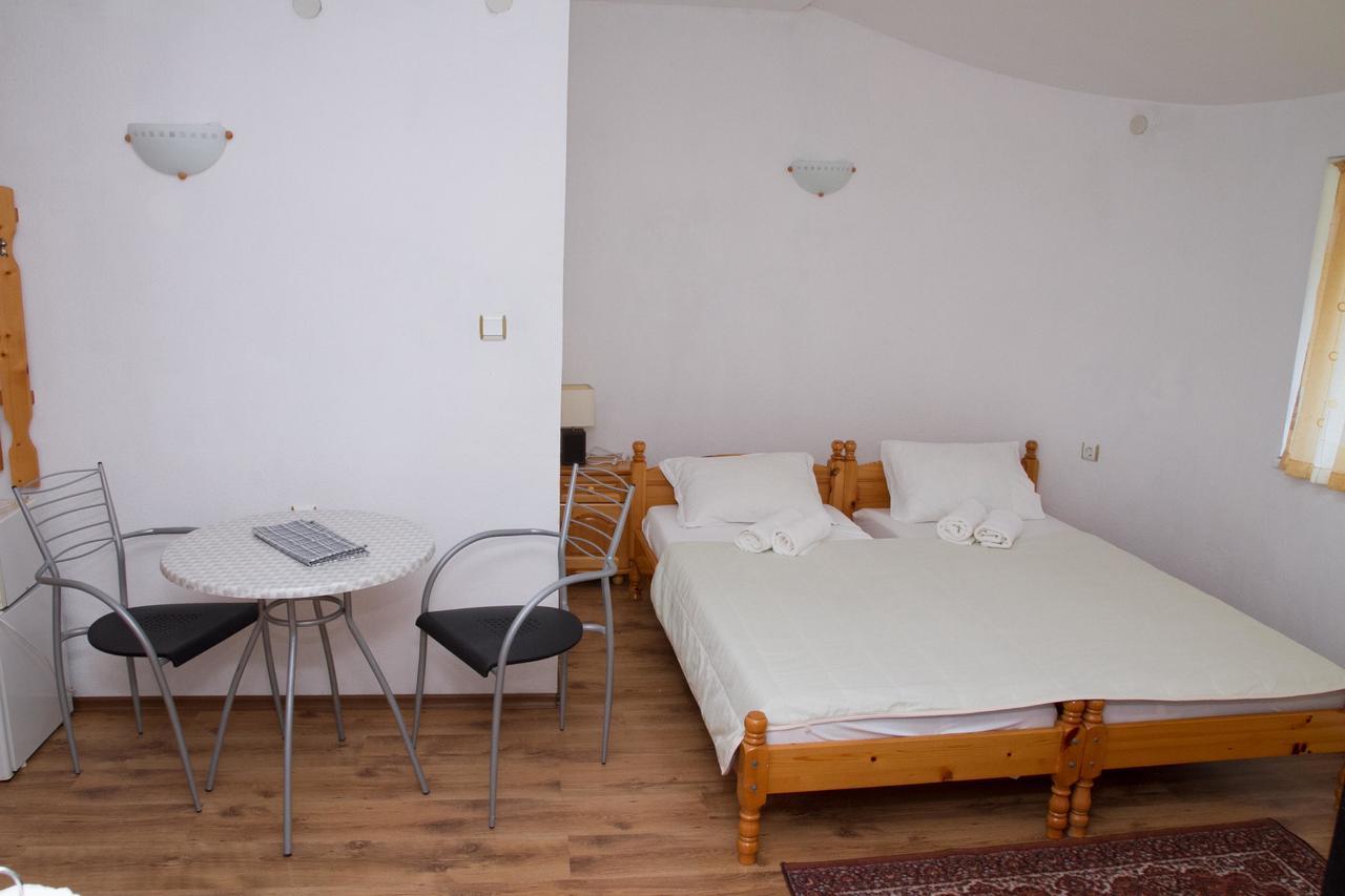 Guest House Sokratovi Obzor Bagian luar foto